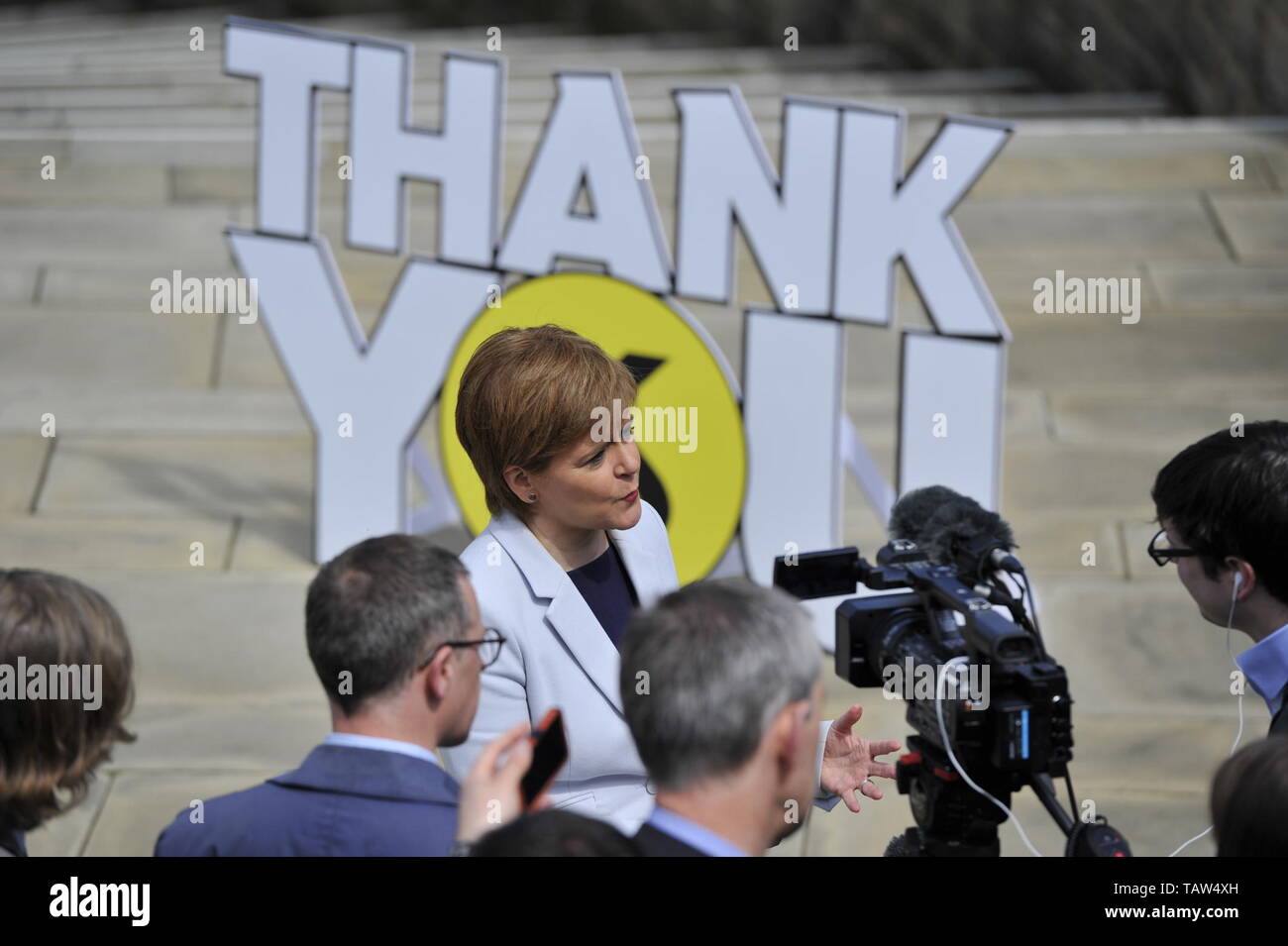 Edinburgh, Regno Unito. 28 Maggio, 2019. SNP Leader Nicola Storione accoglie tre nuovi eletti deputati SNP - Alyn Smith, Christian Allard e Aileen McLeod - dopo la festa è enfatica la vittoria nelle elezioni del Parlamento europeo. Storione Ms ha detto: "Scozia detto no a Brexit nel 2016. Questo risultato enfatica rende chiaro, ci voleva dire. "Questi tre prima classe SNP eurodeputati sapranno lavorare instancabilmente per mantenere la Scozia in Europa, stop Brexit e rendere la Scozia la voce ad ogni giro. Credito: Colin Fisher/Alamy Live News Foto Stock