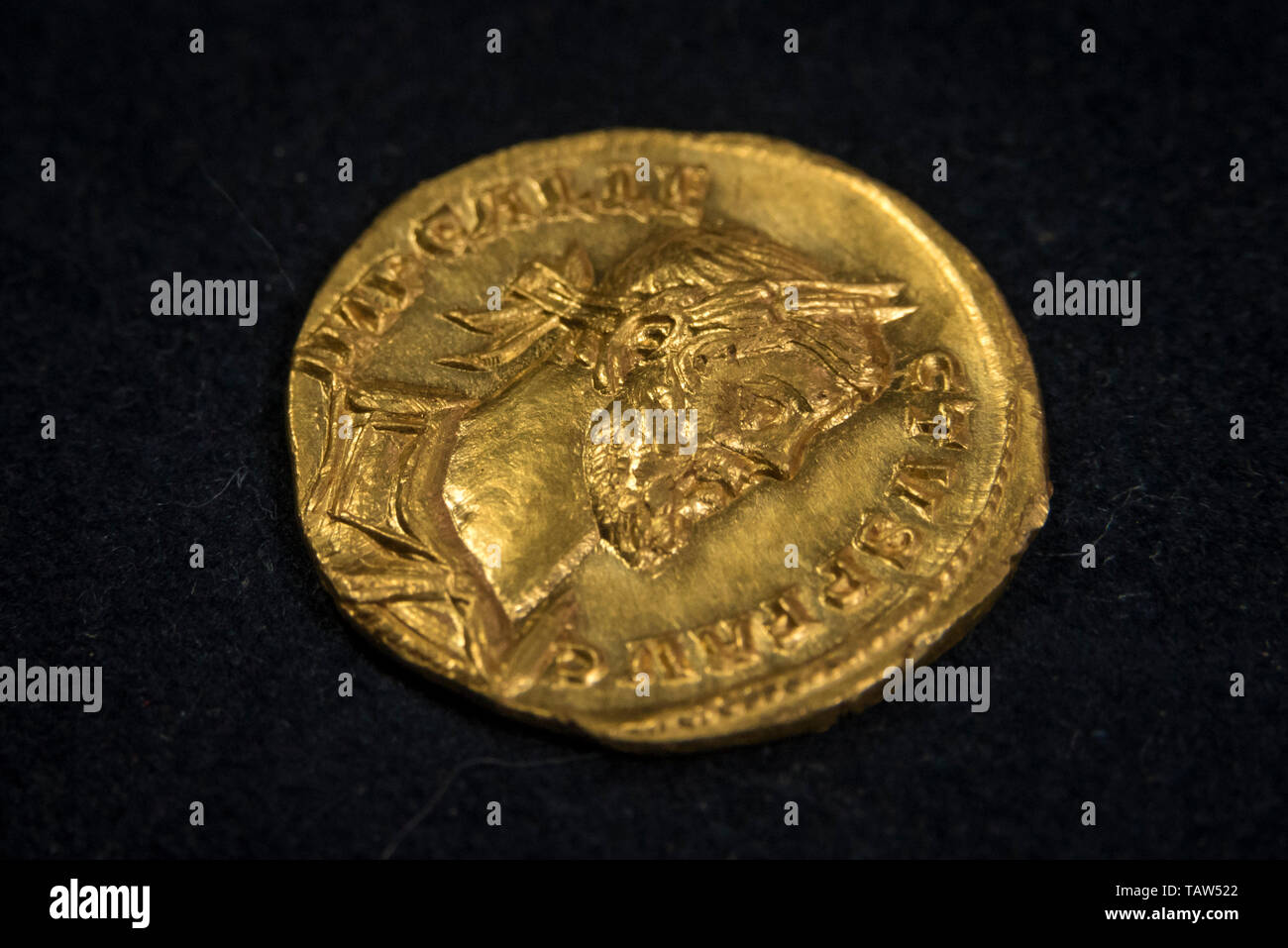 Londra, Regno Unito. 28 maggio 2019. Una rara Aureus - una moneta in oro di Roma antica, 4,31 grammi di peso e di circa il diametro del giorno moderno 1 penny presentato a un photocall a Mayfair a Dix Noonan Webb, moneta internazionale di specialisti, precedendo la sua asta su 6 giugno 2019 con una stima a £ 70,000-100,000. La moneta, risalenti ad 293-296, è stato trovato da un 30-anno-vecchio detectorist metallico nel marzo 2019 in un nuovo campo arato in Kent, ed è solo una delle venti-quattro aurei di Allectus noto con diciannove diverse matrici complementare registrata. Credito: Stephen Chung / Alamy Live News Foto Stock