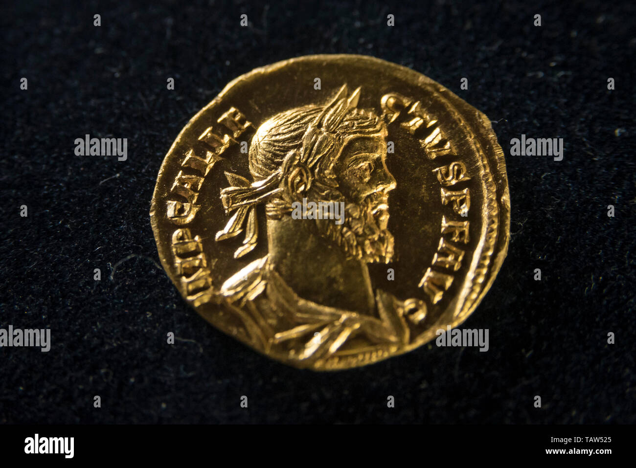 Londra, Regno Unito. 28 maggio 2019. Una rara Aureus - una moneta in oro di Roma antica, 4,31 grammi di peso e di circa il diametro del giorno moderno 1 penny presentato a un photocall a Mayfair a Dix Noonan Webb, moneta internazionale di specialisti, precedendo la sua asta su 6 giugno 2019 con una stima a £ 70,000-100,000. La moneta, risalenti ad 293-296, è stato trovato da un 30-anno-vecchio detectorist metallico nel marzo 2019 in un nuovo campo arato in Kent, ed è solo una delle venti-quattro aurei di Allectus noto con diciannove diverse matrici complementare registrata. Credito: Stephen Chung / Alamy Live News Foto Stock