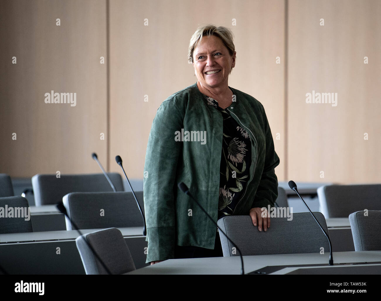 28 maggio 2019, Baden-Wuerttemberg, Stoccarda: Susanne Eisenmann (CDU), il ministro per la cultura, la gioventù e lo sport del Baden-Württemberg, arriva alla straordinaria CDU gruppo parlamentare riuniti nella Casa dei Rappresentanti. Il ministro dell'istruzione Eisenmann sarà il CDU's top candidato alle elezioni di stato del Land Baden-Württemberg nel 2021, dopo essere stato presidente Strobl ha dichiarato le sue dimissioni e ha proposto la sua. Foto: Fabian Sommer/dpa Foto Stock