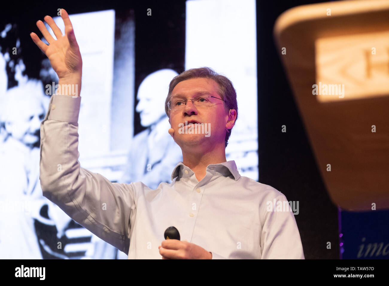 Il Festival di fieno, Hay on Wye, Wales UK, martedì 28 maggio 2019. CHRISTOPHER REYNOLDS, Plumian professore di astronomia presso l'Università di Cambridge, parlando di buchi neri in occasione della trentaduesima fieno annuale Festival della letteratura e delle arti. Il festival che si svolge ogni anno nella piccola città di Hay on Wye in Galles - Inghilterra di frontiera, attrae i migliori scrittori, politici e intellettuali di tutto il mondo per dieci giorni di celebrazione del meglio della parola scritta e dibattito critico Photo credit: keith morris/Alamy Live News Foto Stock