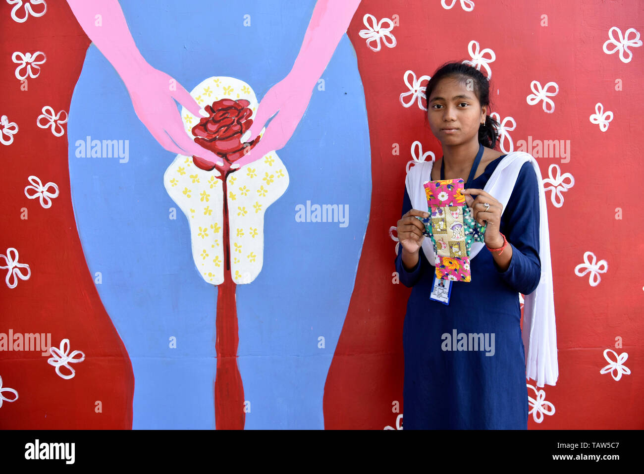 Guwahati (India). 28 Maggio, 2019. Uno studente di Accademia Parijat tenendo un panno riutilizzabile il tampone mestruale che realizzato dagli studenti della Accademia Parijat come igiene mestruale giorno sta osservando oggi, a Guwahati, Assam il 28 Maggio 2019.Parijat Academy è una scuola per i bambini diseredati. Non si tratta di un religioso e non scuola redditizio fornire istruzione gratuita. Credito: David Talukdar/Alamy Live News Foto Stock