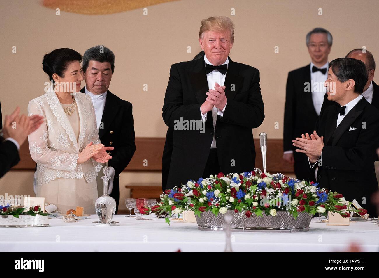 Stati Uniti Presidente Donald Trump e Naruhito Imperatore del Giappone applaude seguente commento durante lo stato banchetto presso il Palazzo Imperiale 27 Maggio 2019 a Tokyo, Giappone. Foto Stock