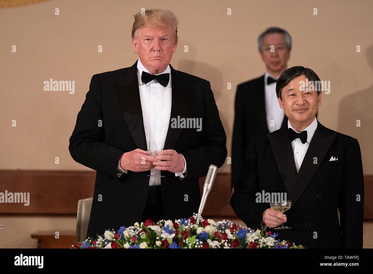 Stati Uniti Presidente Donald Trump, sinistra, si erge con Naruhito Imperatore del Giappone durante il banchetto di Stato presso il Palazzo Imperiale 27 Maggio 2019 a Tokyo, Giappone. Foto Stock