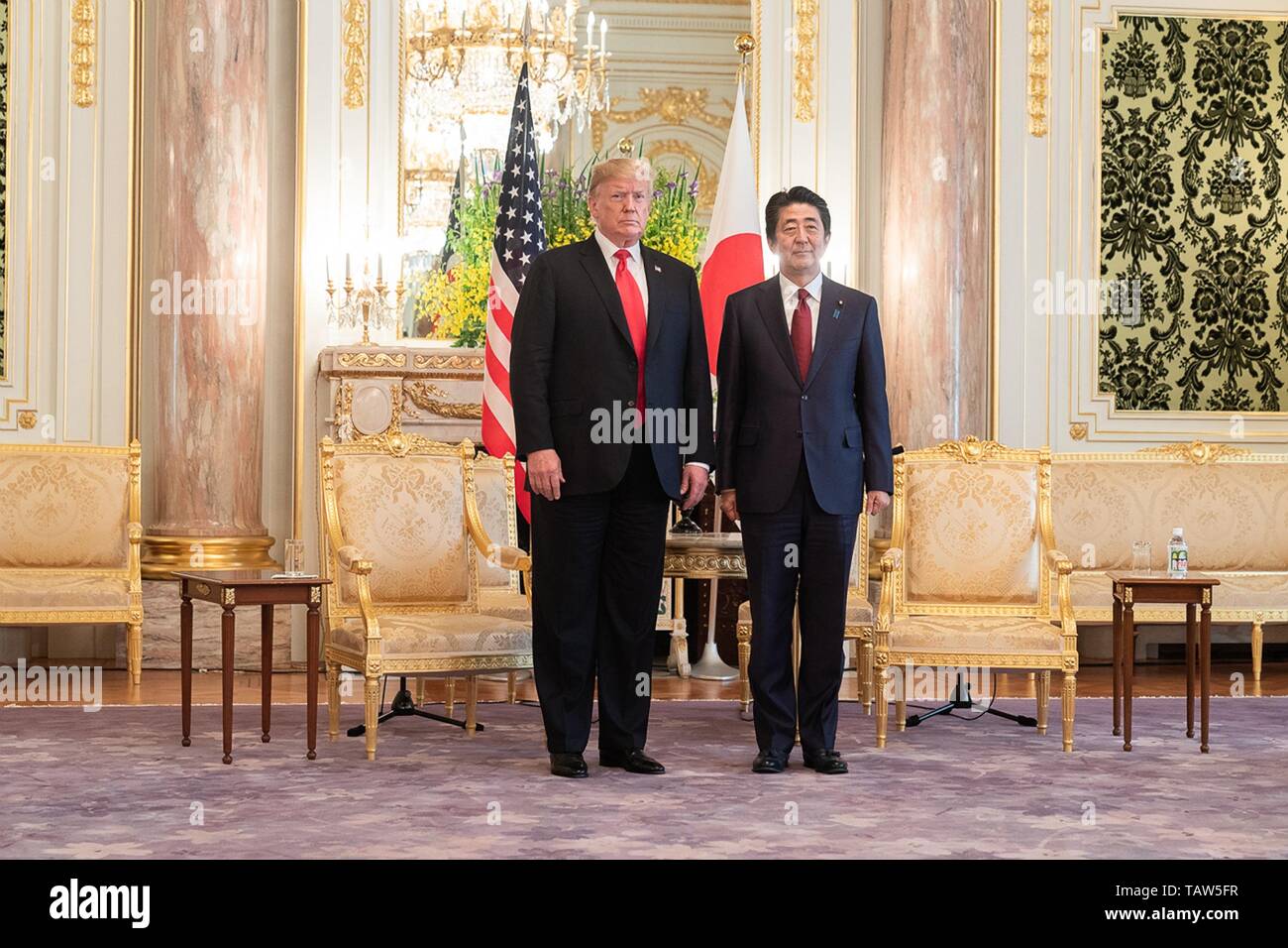 Stati Uniti Presidente Donald Trump e il Primo Ministro giapponese Shinzo Abe comportano per le foto prima della loro riunione bilaterale presso il Palazzo Akasaka Maggio 27, 2019 a Tokyo, Giappone. Foto Stock
