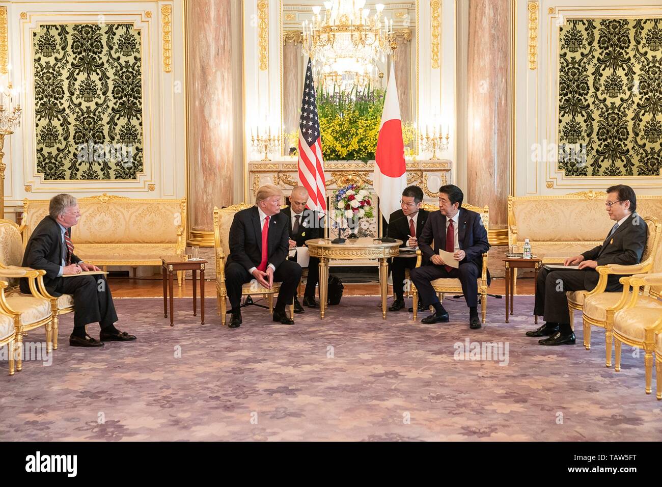 Stati Uniti Presidente Donald Trump e il Primo Ministro giapponese Shinzo Abe nel corso di una riunione bilaterale tenutasi presso il Palazzo Akasaka Maggio 27, 2019 a Tokyo, Giappone. Foto Stock