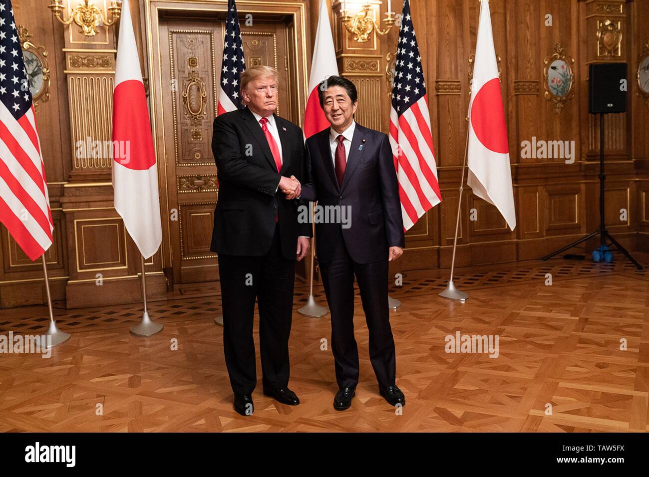 Stati Uniti Presidente Donald Trump e il Primo Ministro giapponese Shinzo Abe agitare le mani prima di loro incontro bilaterale presso il Palazzo Akasaka Maggio 27, 2019 a Tokyo, Giappone. Foto Stock