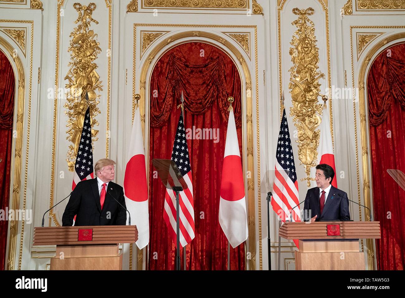 Stati Uniti Presidente Donald Trump e il Primo Ministro giapponese Shinzo Abe durante una conferenza stampa congiunta in seguito alla loro riunione bilaterale presso il Palazzo Akasaka Maggio 27, 2019 a Tokyo, Giappone. Foto Stock