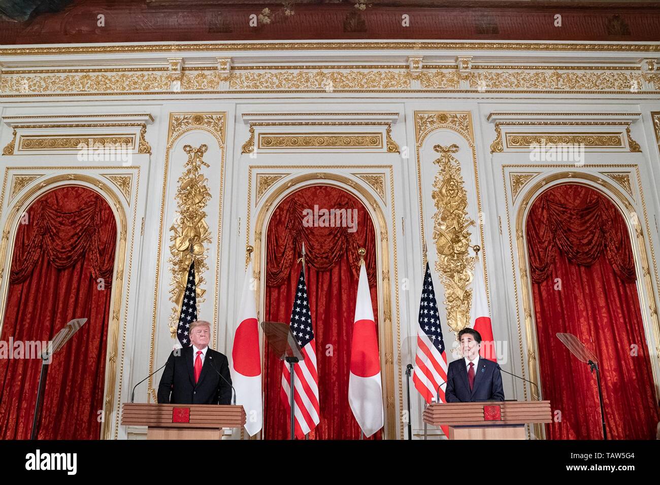 Stati Uniti Presidente Donald Trump e il Primo Ministro giapponese Shinzo Abe durante una conferenza stampa congiunta in seguito alla loro riunione bilaterale presso il Palazzo Akasaka Maggio 27, 2019 a Tokyo, Giappone. Foto Stock