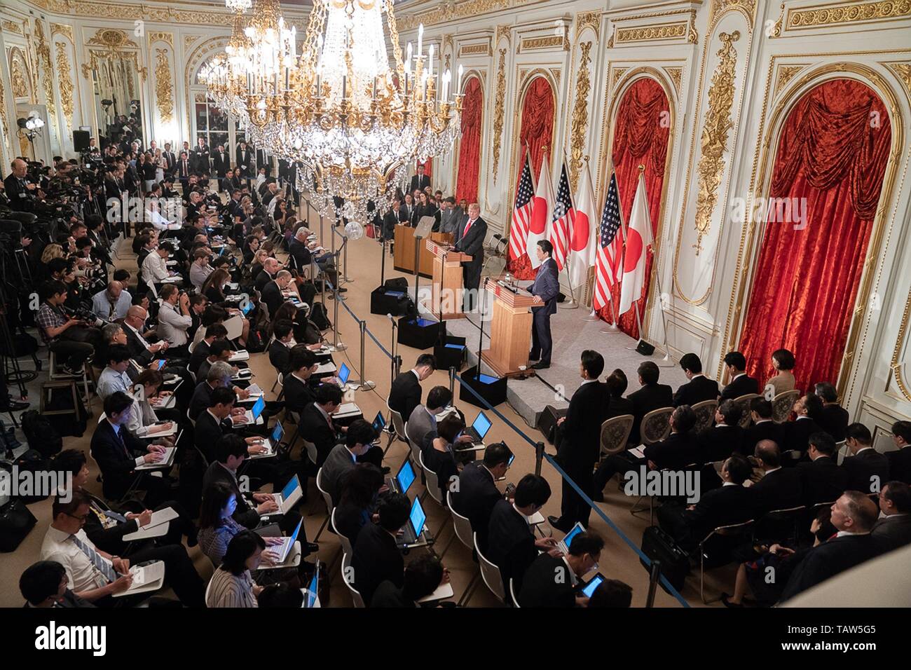 Stati Uniti Presidente Donald Trump e il Primo Ministro giapponese Shinzo Abe durante una conferenza stampa congiunta in seguito alla loro riunione bilaterale presso il Palazzo Akasaka Maggio 27, 2019 a Tokyo, Giappone. Foto Stock
