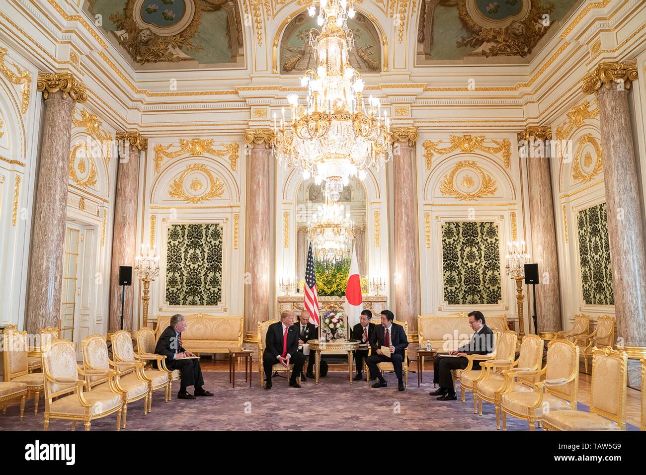 Stati Uniti Presidente Donald Trump e il Primo Ministro giapponese Shinzo Abe nel corso di una riunione bilaterale tenutasi presso il Palazzo Akasaka Maggio 27, 2019 a Tokyo, Giappone. Foto Stock
