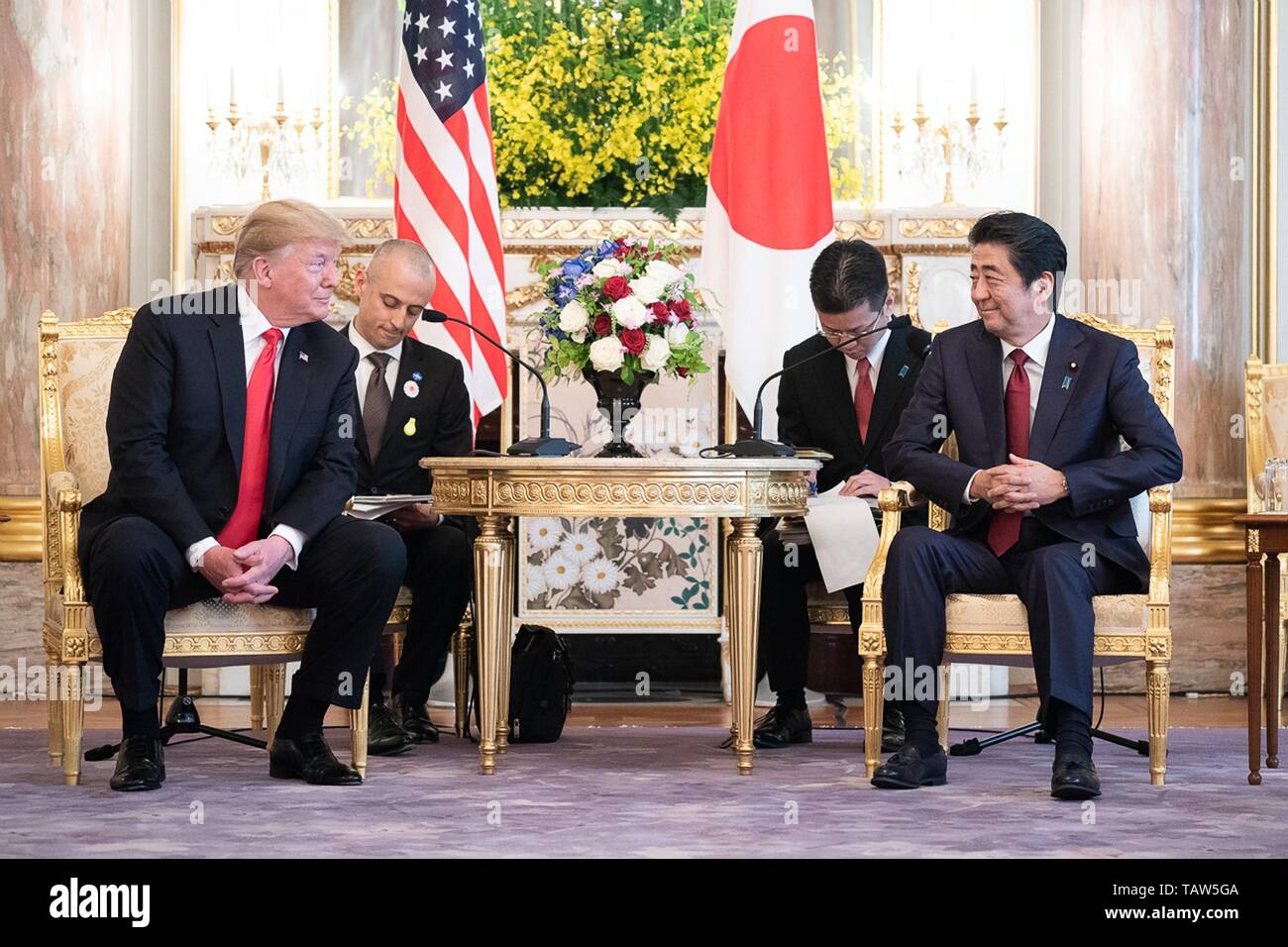 Stati Uniti Presidente Donald Trump e il Primo Ministro giapponese Shinzo Abe nel corso di una riunione bilaterale tenutasi presso il Palazzo Akasaka Maggio 27, 2019 a Tokyo, Giappone. Foto Stock