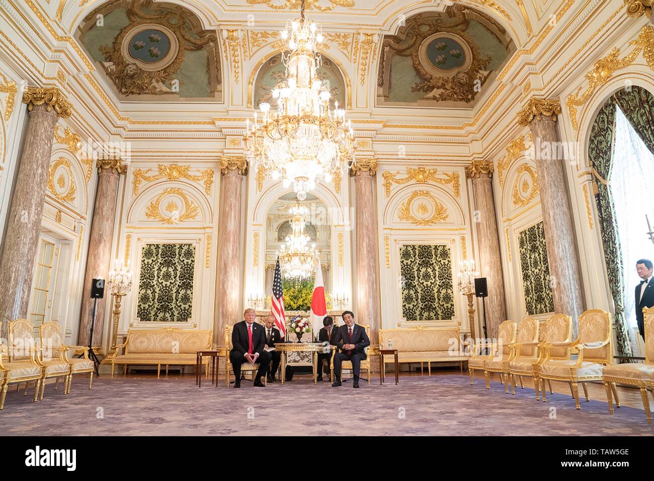 Stati Uniti Presidente Donald Trump e il Primo Ministro giapponese Shinzo Abe nel corso di una riunione bilaterale tenutasi presso il Palazzo Akasaka Maggio 27, 2019 a Tokyo, Giappone. Foto Stock