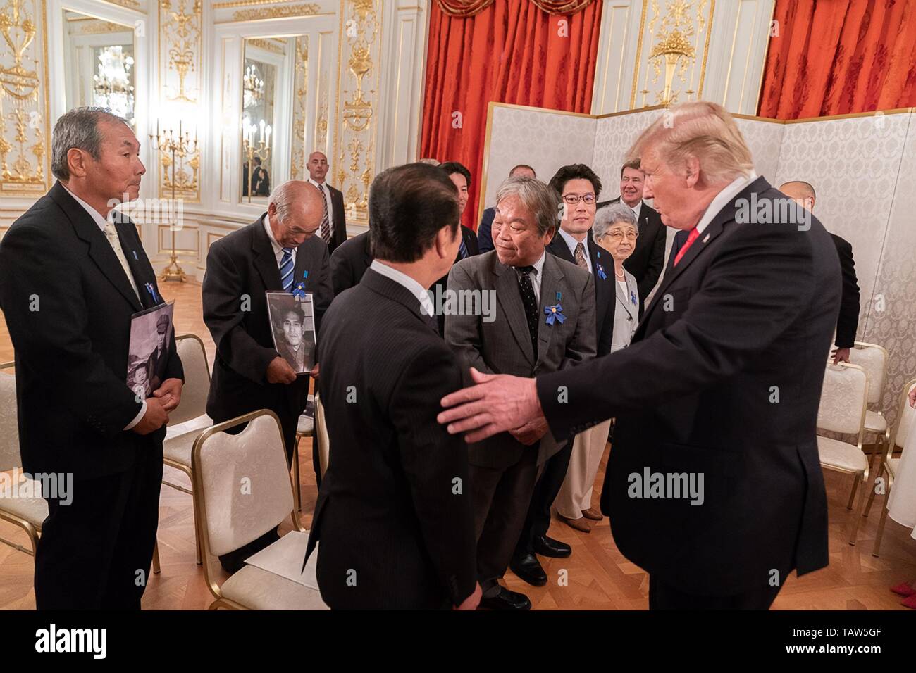 Stati Uniti Presidente Donald Trump e il Primo Ministro giapponese Shinzo Abe si incontrano con le famiglie delle persone rapite dalla Corea del Nord al Palazzo Akasaka Maggio 27, 2019 a Tokyo, Giappone. Foto Stock