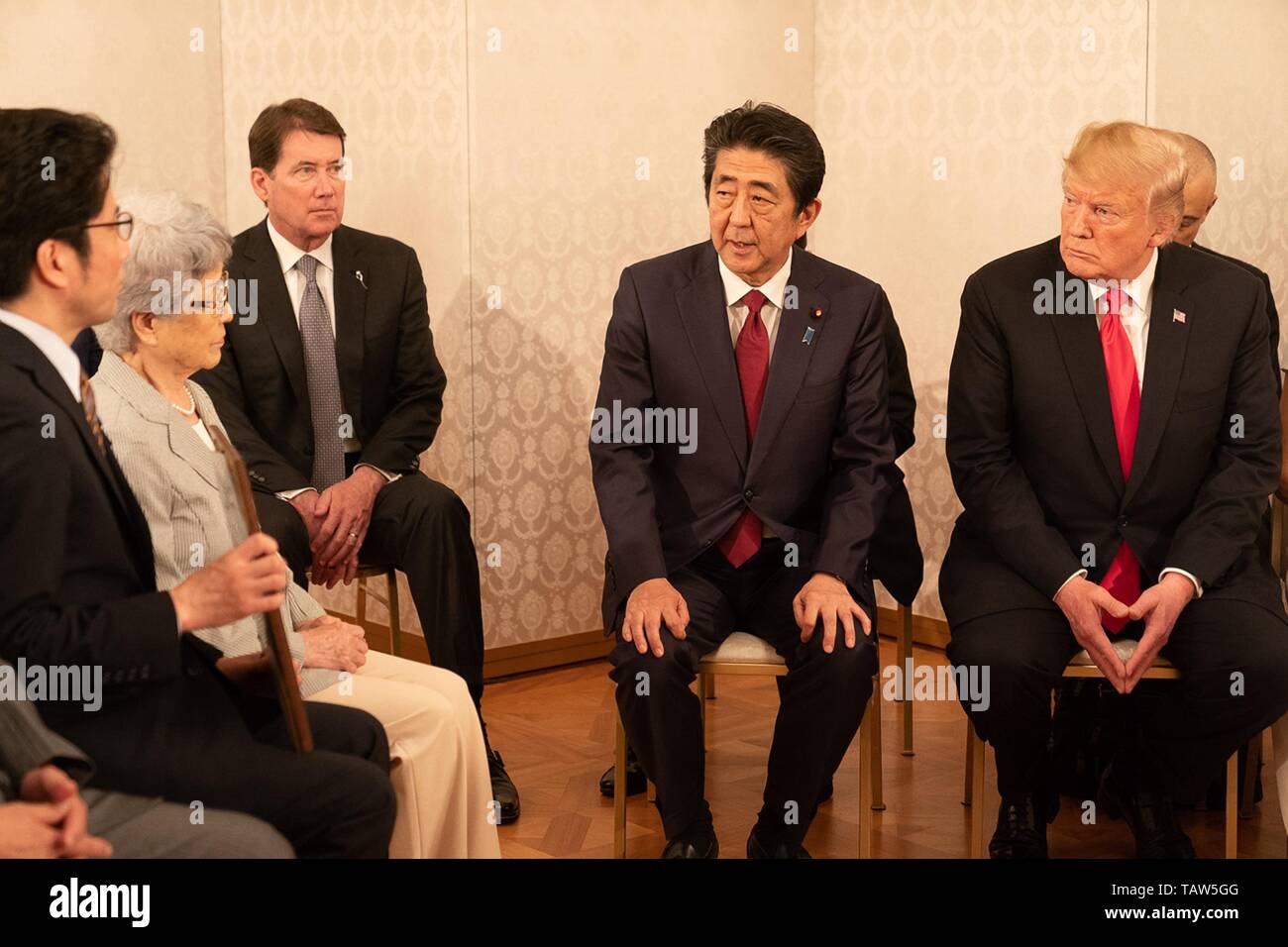 Stati Uniti Presidente Donald Trump e il Primo Ministro giapponese Shinzo Abe si incontrano con le famiglie delle persone rapite dalla Corea del Nord al Palazzo Akasaka Maggio 27, 2019 a Tokyo, Giappone. Foto Stock