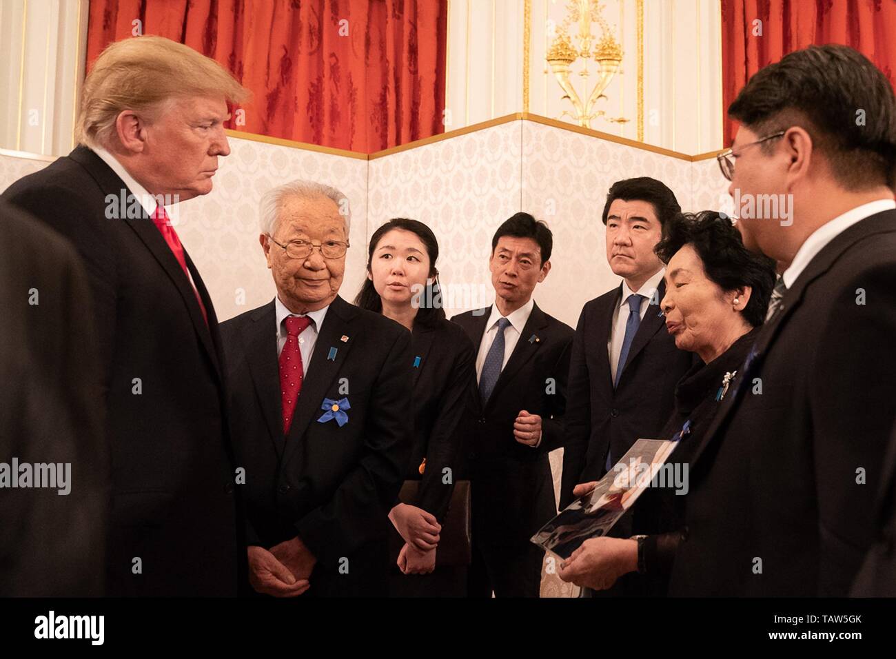 Stati Uniti Presidente Donald Trump e il Primo Ministro giapponese Shinzo Abe si incontrano con le famiglie delle persone rapite dalla Corea del Nord al Palazzo Akasaka Maggio 27, 2019 a Tokyo, Giappone. Foto Stock