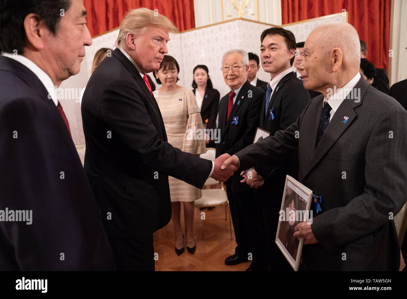 Stati Uniti Presidente Donald Trump e il Primo Ministro giapponese Shinzo Abe si incontrano con le famiglie delle persone rapite dalla Corea del Nord al Palazzo Akasaka Maggio 27, 2019 a Tokyo, Giappone. Foto Stock