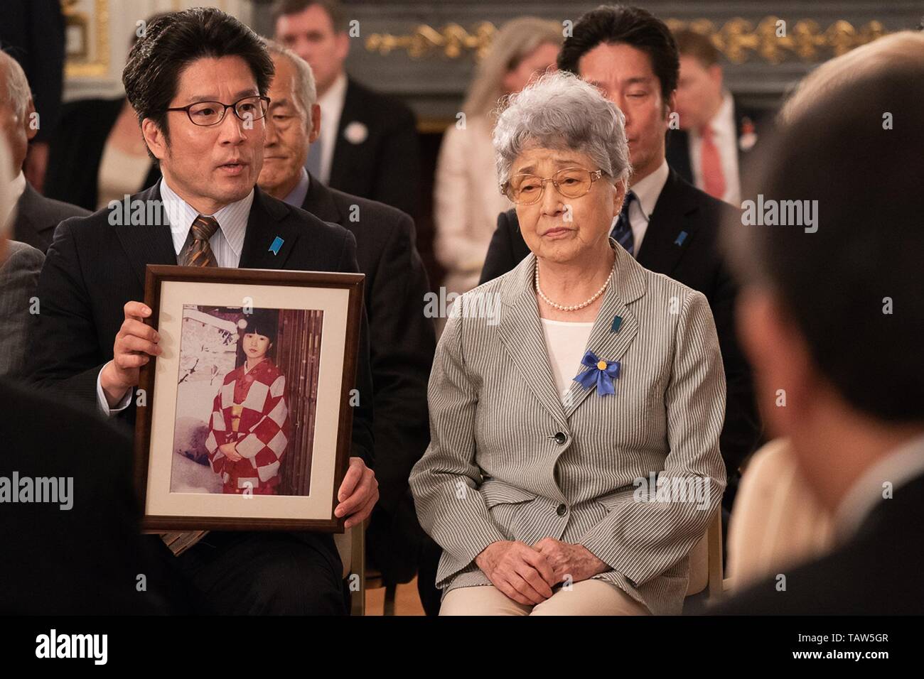 Le famiglie di quanti sono stati rapiti dalla Corea del Nord nel corso di una riunione con gli Stati Uniti Presidente Donald Trump e il Primo Ministro giapponese Shinzo Abe presso il Palazzo Akasaka Maggio 27, 2019 a Tokyo, Giappone. Foto Stock