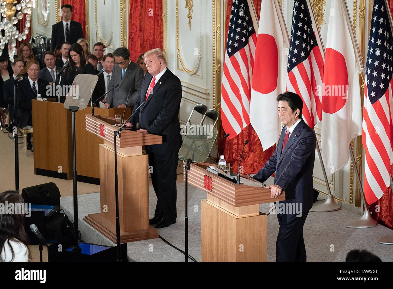 Stati Uniti Presidente Donald Trump e il Primo Ministro giapponese Shinzo Abe durante una conferenza stampa congiunta in seguito alla loro riunione bilaterale presso il Palazzo Akasaka Maggio 27, 2019 a Tokyo, Giappone. Foto Stock