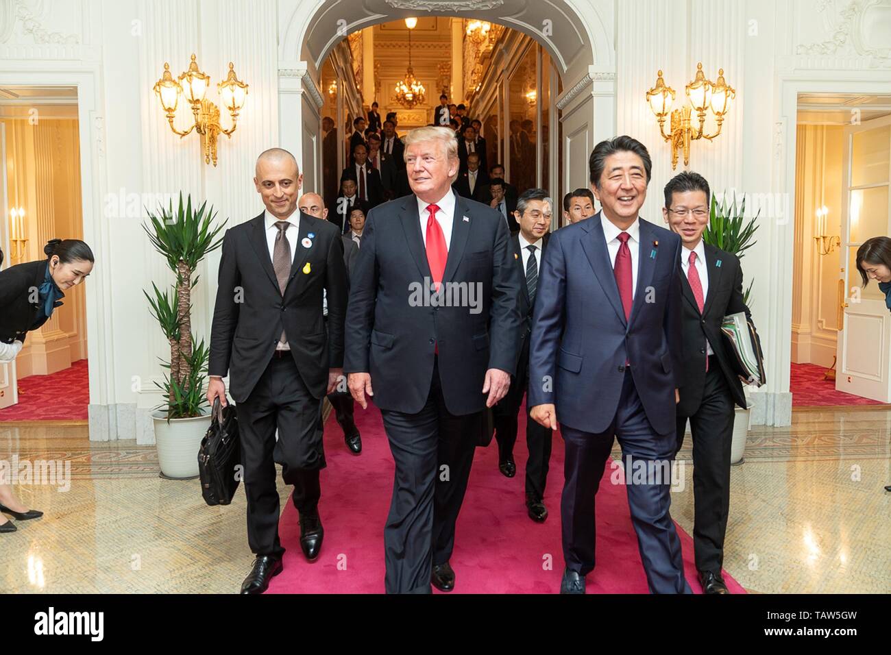 Stati Uniti Presidente Donald Trump e il Primo Ministro giapponese Shinzo Abe camminare insieme come essi partono il Palazzo Akasaka seguenti riunioni Maggio 27, 2019 a Tokyo, Giappone. Foto Stock