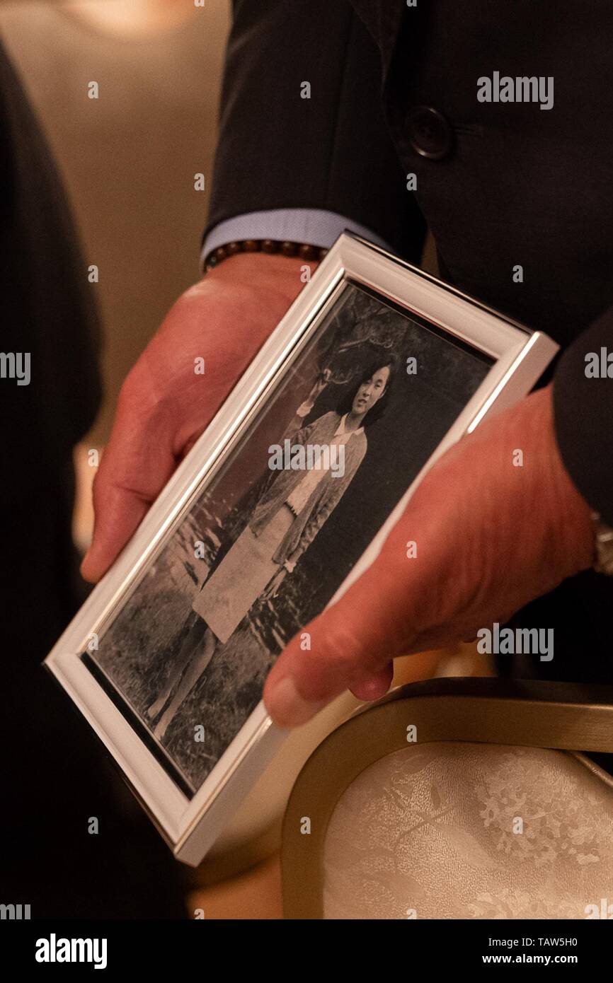 Un uomo giapponese detiene una foto di sua figlia rapita dalla Corea del Nord nel corso di una riunione con gli Stati Uniti Presidente Donald Trump e il Primo Ministro giapponese Shinzo Abe presso il Palazzo Akasaka Maggio 27, 2019 a Tokyo, Giappone. Foto Stock
