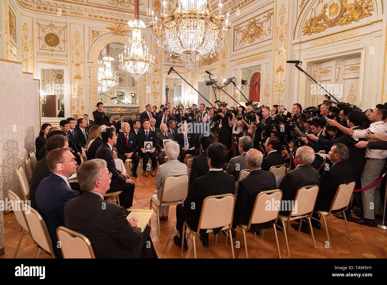Stati Uniti Presidente Donald Trump e il Primo Ministro giapponese Shinzo Abe tenere una disponibilità media giapponesi con le famiglie delle persone rapite dalla Corea del Nord al Palazzo Akasaka Maggio 27, 2019 a Tokyo, Giappone. Foto Stock