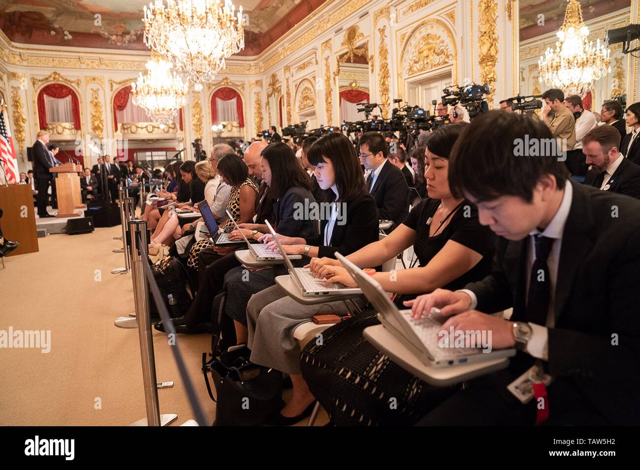 Ai giornalisti durante una conferenza stampa congiunta con gli Stati Uniti Presidente Donald Trump e il Primo Ministro giapponese Shinzo Abe presso il Palazzo Akasaka Maggio 27, 2019 a Tokyo, Giappone. Foto Stock