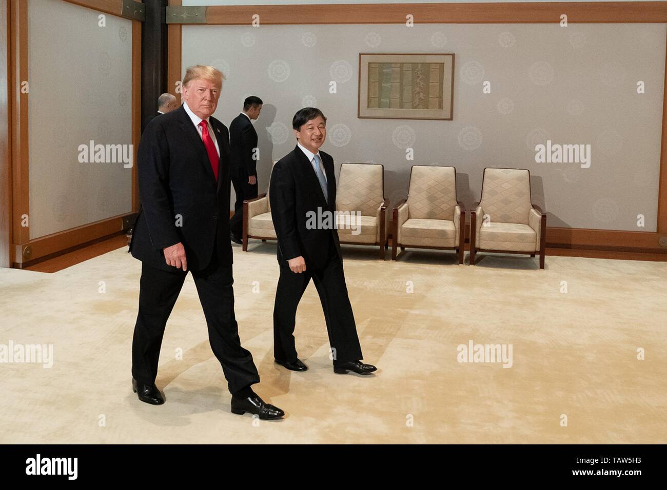 Stati Uniti Presidente Donald Trump, sinistra, passeggiate con Naruhito Imperatore del Giappone durante una chiamata di stato al palazzo imperiale 27 Maggio 2019 a Tokyo, Giappone. Foto Stock