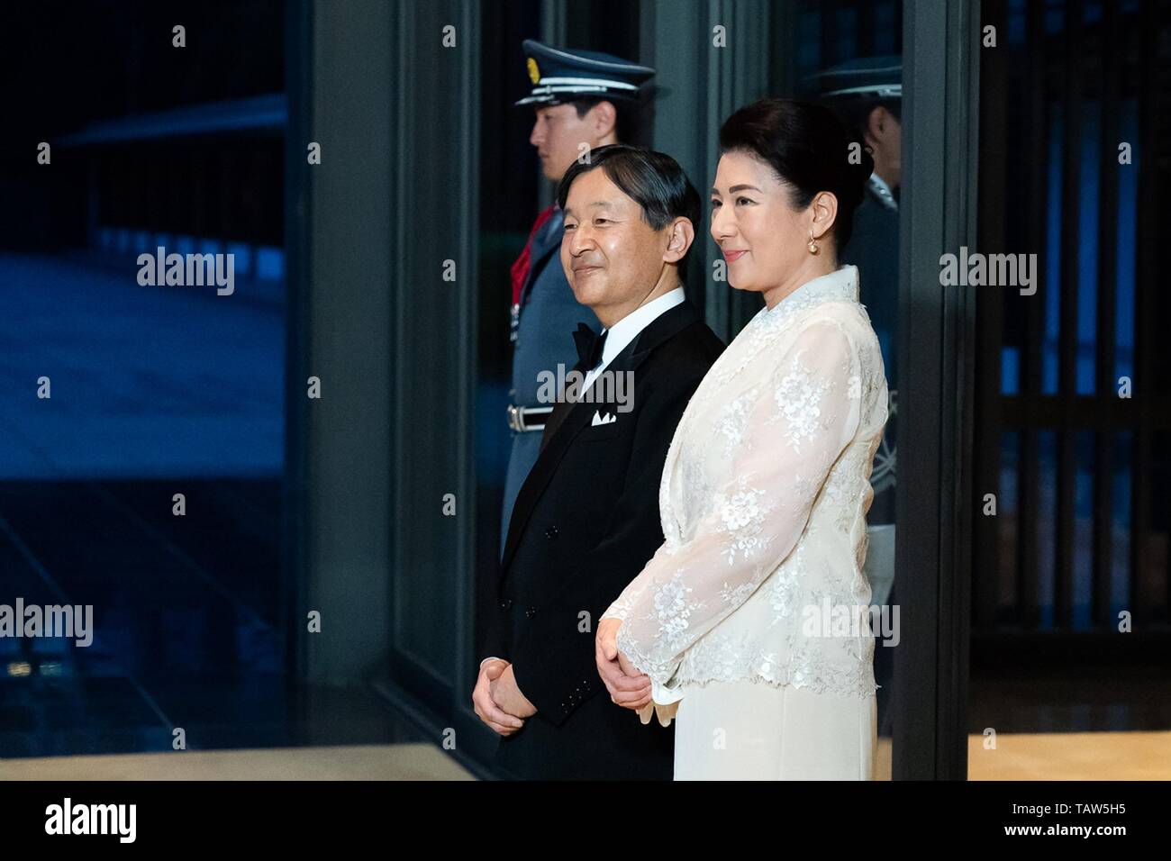 Imperatore giapponese Naruhito e sua moglie Imperatrice Masako attendere l'arrivo di U.S. Presidente Donald Trump e la First Lady Melania Trump di arrivare per lo stato banchetto presso il Palazzo Imperiale 27 Maggio 2019 a Tokyo, Giappone. Foto Stock