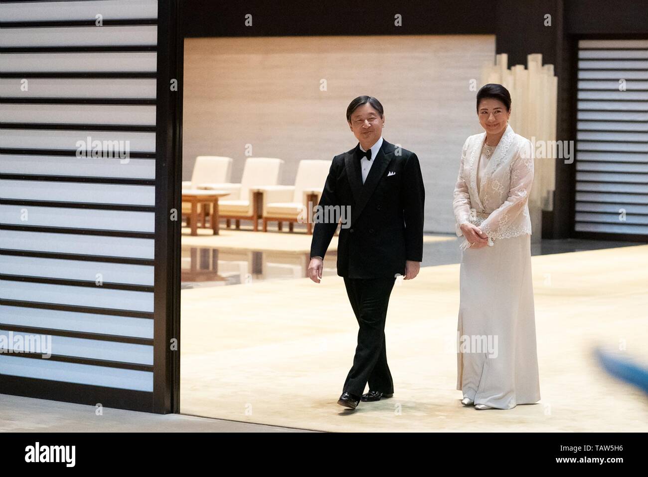 Imperatore giapponese Naruhito e sua moglie Imperatrice Masako attendere l'arrivo di U.S. Presidente Donald Trump e la First Lady Melania Trump di arrivare per lo stato banchetto presso il Palazzo Imperiale 27 Maggio 2019 a Tokyo, Giappone. Foto Stock