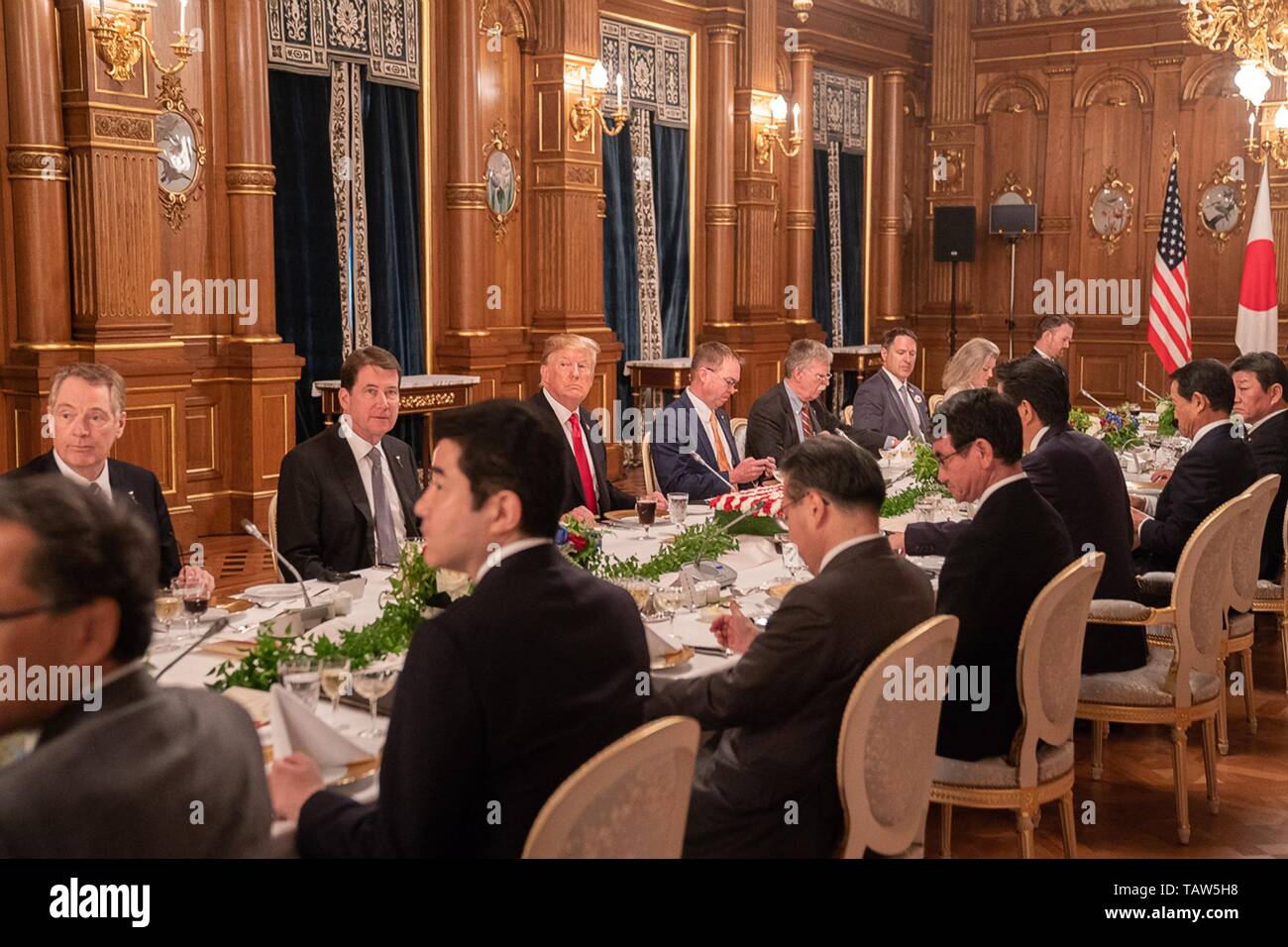 Stati Uniti Presidente Donald Trump e il Primo Ministro giapponese Shinzo Abe tenere un pranzo di lavoro presso il Palazzo Akasaka Maggio 27, 2019 a Tokyo, Giappone. Foto Stock