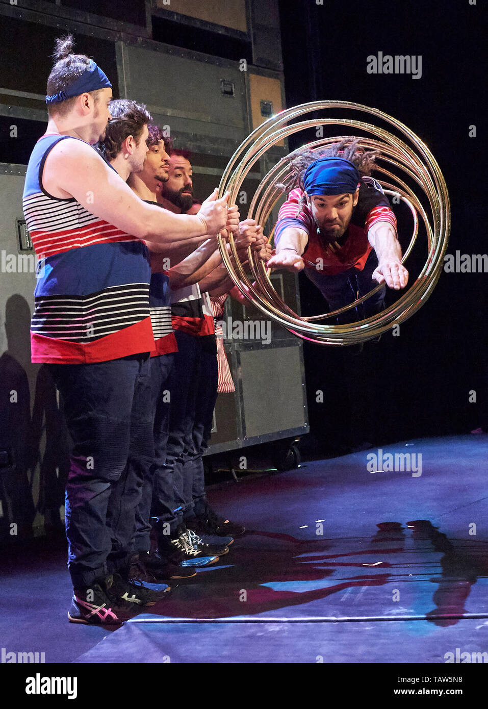 Southbank Centre di Londra, Regno Unito - 28 maggio 2019. Internazionalmente rinomato circus troupe FLIP Fabrique effettuando al Festival Underbelly, Southbank, per un periodo di sei settimane di esecuzione come uno degli atti titolo di questo anno la jam-packed festival. Credito: Thomas Bowles/Alamy Live News Foto Stock