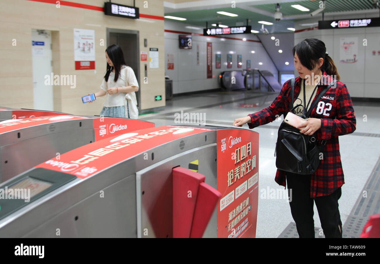 Pechino, cinese della provincia di Anhui. 28 Maggio, 2019. Il passeggero ha un codice QR sul suo smartphone scansione quando lei lascia Zilu Stazione della Metropolitana di Hefei in Hefei, Cina orientale della provincia di Anhui, 28 maggio 2019. Credito: Cao Li/Xinhua/Alamy Live News Foto Stock