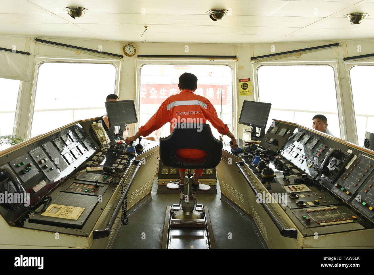 Shariatpur, Bangladesh. 27 Maggio, 2019. Un dragare operatore lavora in un high-tech draga di CRCC Porto Canale & Engineering Bureau Group Co. Ltd Il Padma fiume nel distretto di Shariatpur, Bangladesh, 27 maggio 2019. CRCC Porto Canale & Engineering Buerau gruppo Co.Ltd, una società di proprietà dello stato enterperise della Cina è stato il dragaggio di Padma, uno dei tre fiumi principali in Bangladesh, per aumentare la profondità di alcuni dei più importanti canali di navigazione in molti dei principali punti di fiume. Credito: Naim-ul-karim/Xinhua/Alamy Live News Foto Stock