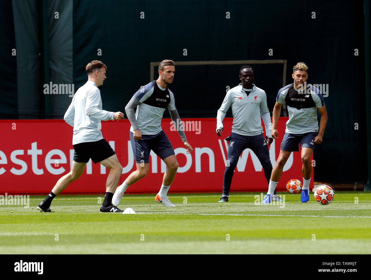 Liverpool, Regno Unito. 28 Maggio, 2019. Formazione Melwood Massa, West derby, Liverpool, in Inghilterra; Liverpool FC formazione e conferenza stampa prima della loro finale di UEFA Champions League contro il Tottenham Hotspur il 1 giugno; Giordania Henderson, Sadio criniera e Alex Oxlade-Chamberlain di Liverpool nel corso dell odierna Apri sessione di formazione presso il club di Melwood allenamento davanti a del sabato della finale di Champions League a Madrid contro il Tottenham. Credit: Azione Plus immagini di sport/Alamy Live News Foto Stock