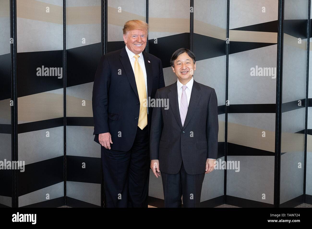 Stati Uniti Presidente Donald Trump, sinistra, pone con giapponese Naruhito imperatore durante una visita di congedo al Palace Hotel Tokyo Maggio 28, 2019 a Tokyo, Giappone. Foto Stock