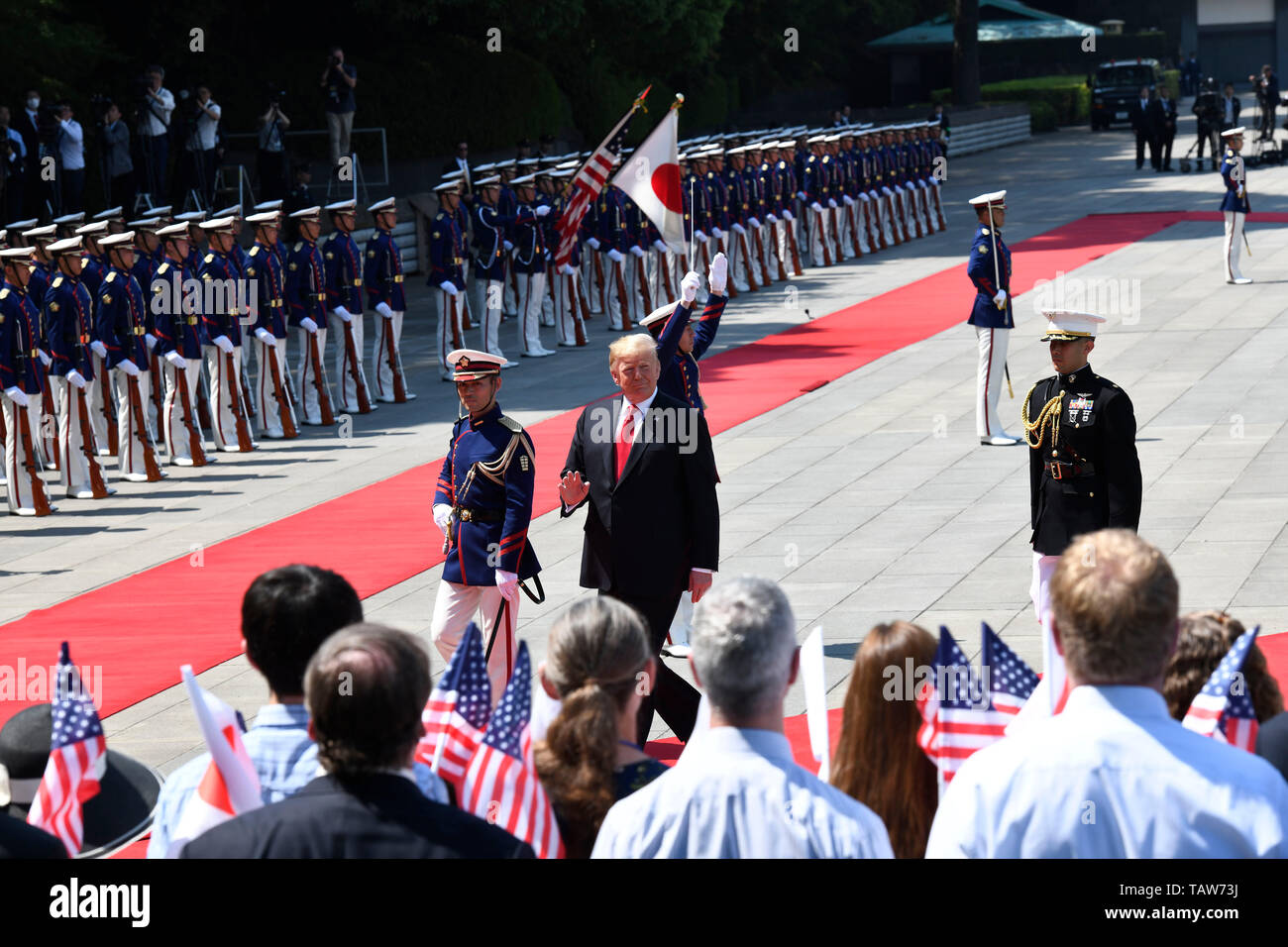 Stati Uniti Presidente Donald Trump recensioni la guardia d'onore durante una chiamata di stato al palazzo imperiale 27 Maggio 2019 a Tokyo, Giappone. Foto Stock