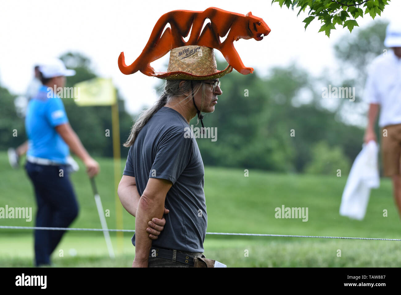 Dublino, OH, Stati Uniti d'America. 27 Maggio, 2019. Un Tiger Wood ventilatore è veduto camminare intorno alla pratica verde con ''Non mollare mai" scritto sul suo cappello durante prove libere del round di gioco a livello del 2019 Memorial Day torneo presentato da Nationwide a Muirfield Village Golf Club a Dublino, OH. Austyn McFadden/CSM/Alamy Live News Foto Stock