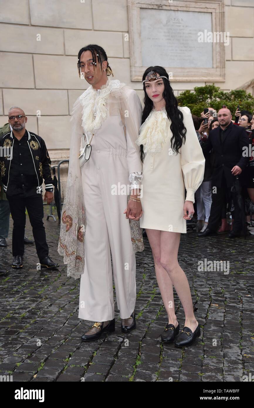 Roma, Piazza del Campidoglio Gucci sfilata evento presso i Musei Capitolini,  nell'immagine: Ghali con la sua fidanzata Mariacarla Boscono Foto stock -  Alamy