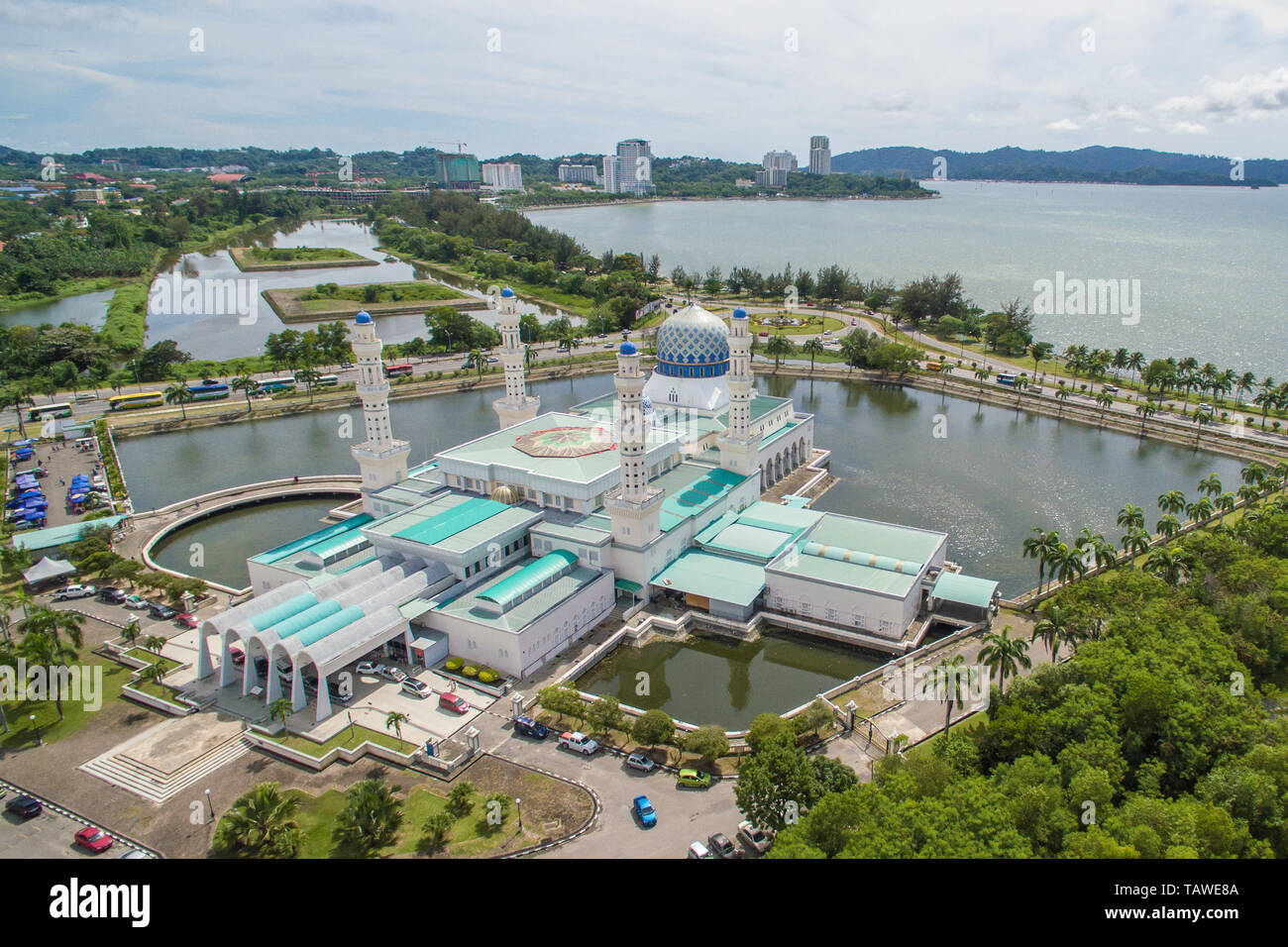 Vista aerea della città di Kota Kinabalu moschea flottante, Sabah Borneo Malaysia orientale Foto Stock