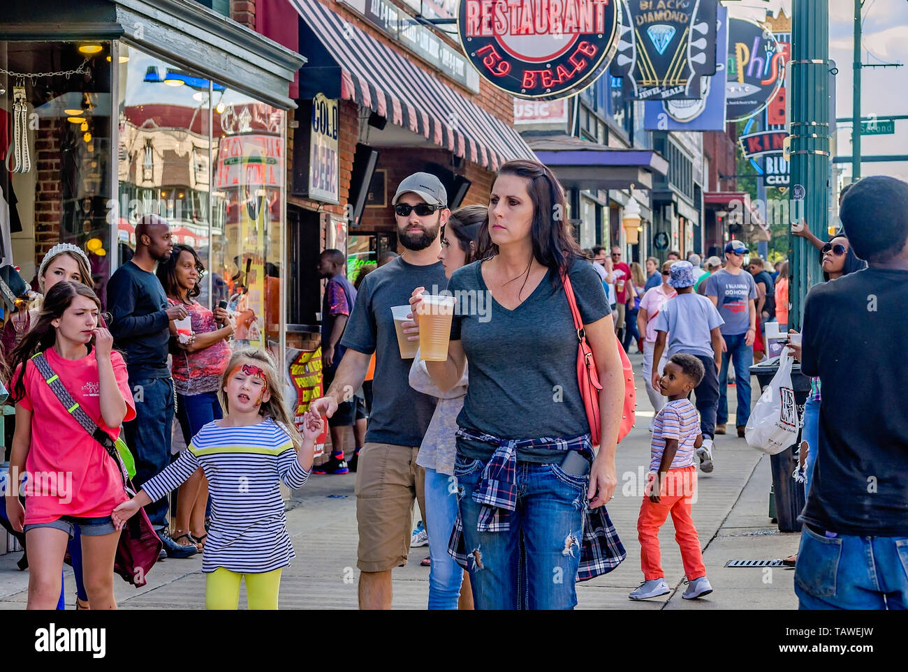 I turisti di tutte le età godono di Beale Street, Sett. 12, 2015, a Memphis, Tennessee. Foto Stock