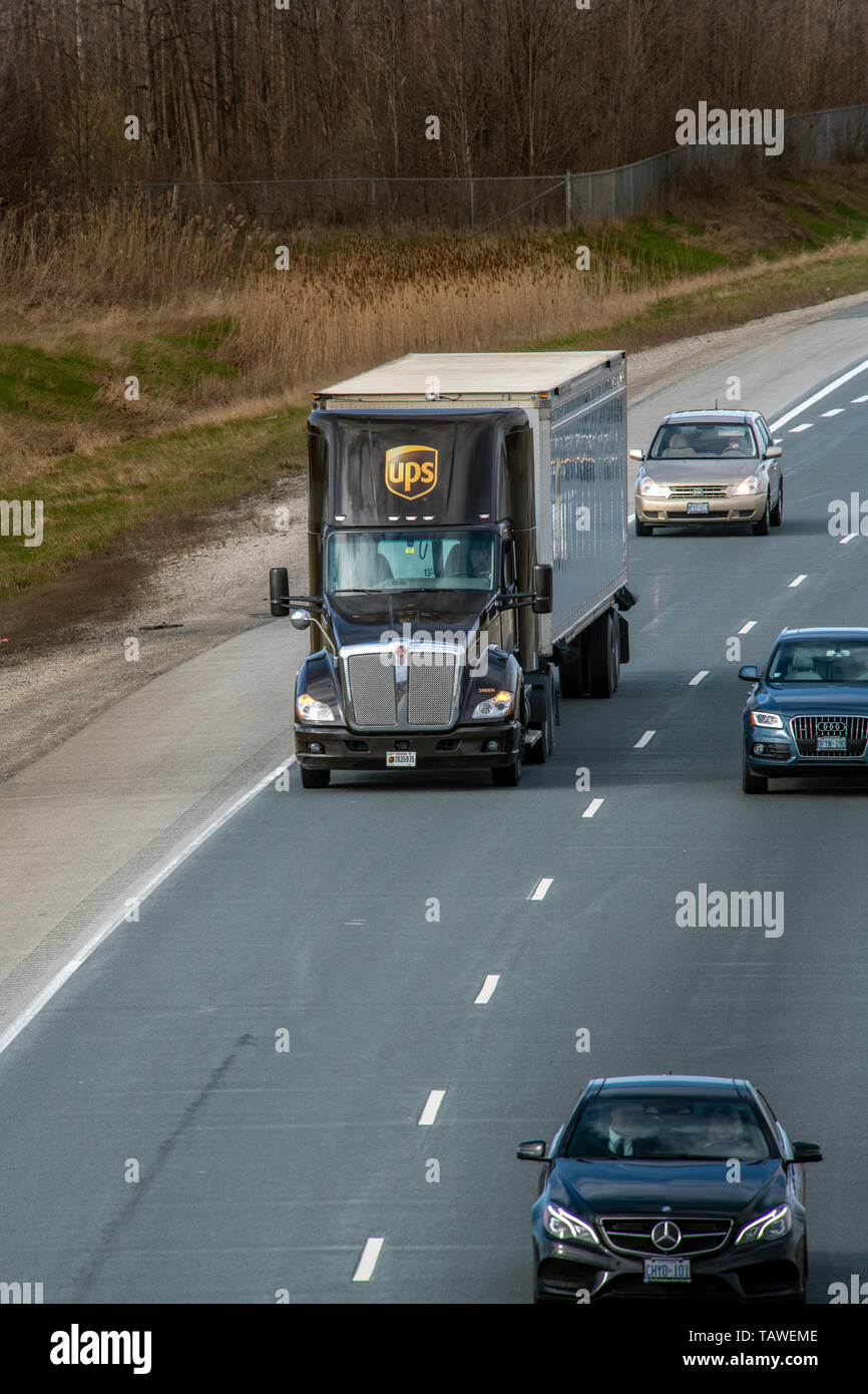 UPS carrello guida su autostrada 407 vicino a Toronto, Ontario Foto Stock