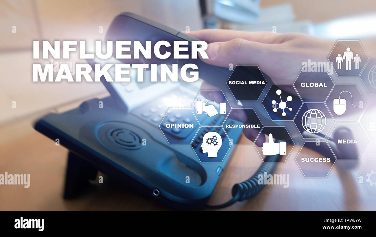 Influencer Marketing concetto di business. Tecnologia, Internet e rete. Sfondo astratto mixed media. Foto Stock