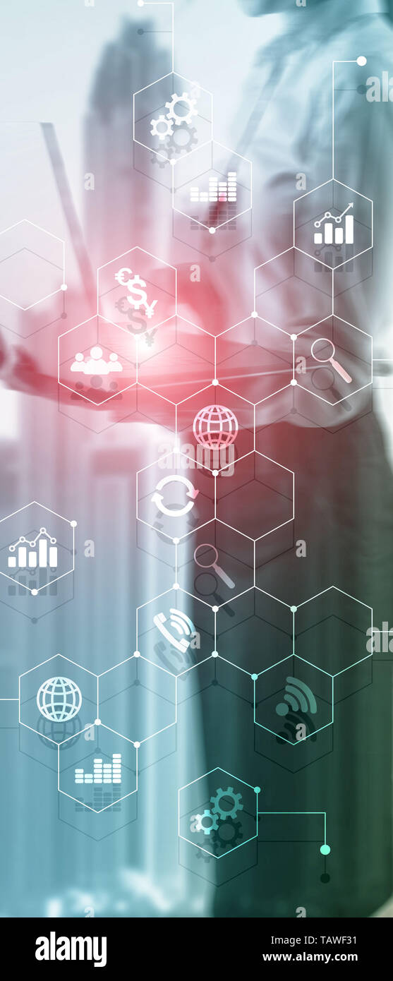 Panorama verticale Banner. La doppia esposizione dei supporti misti. Gli schemi e le icone sulla schermata di ologramma. La gente di affari e moderna città sullo sfondo. Foto Stock