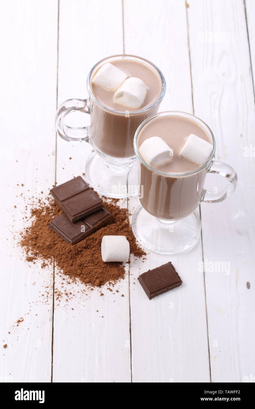 Il cacao con marshmallows bianco su sfondo di legno Foto Stock