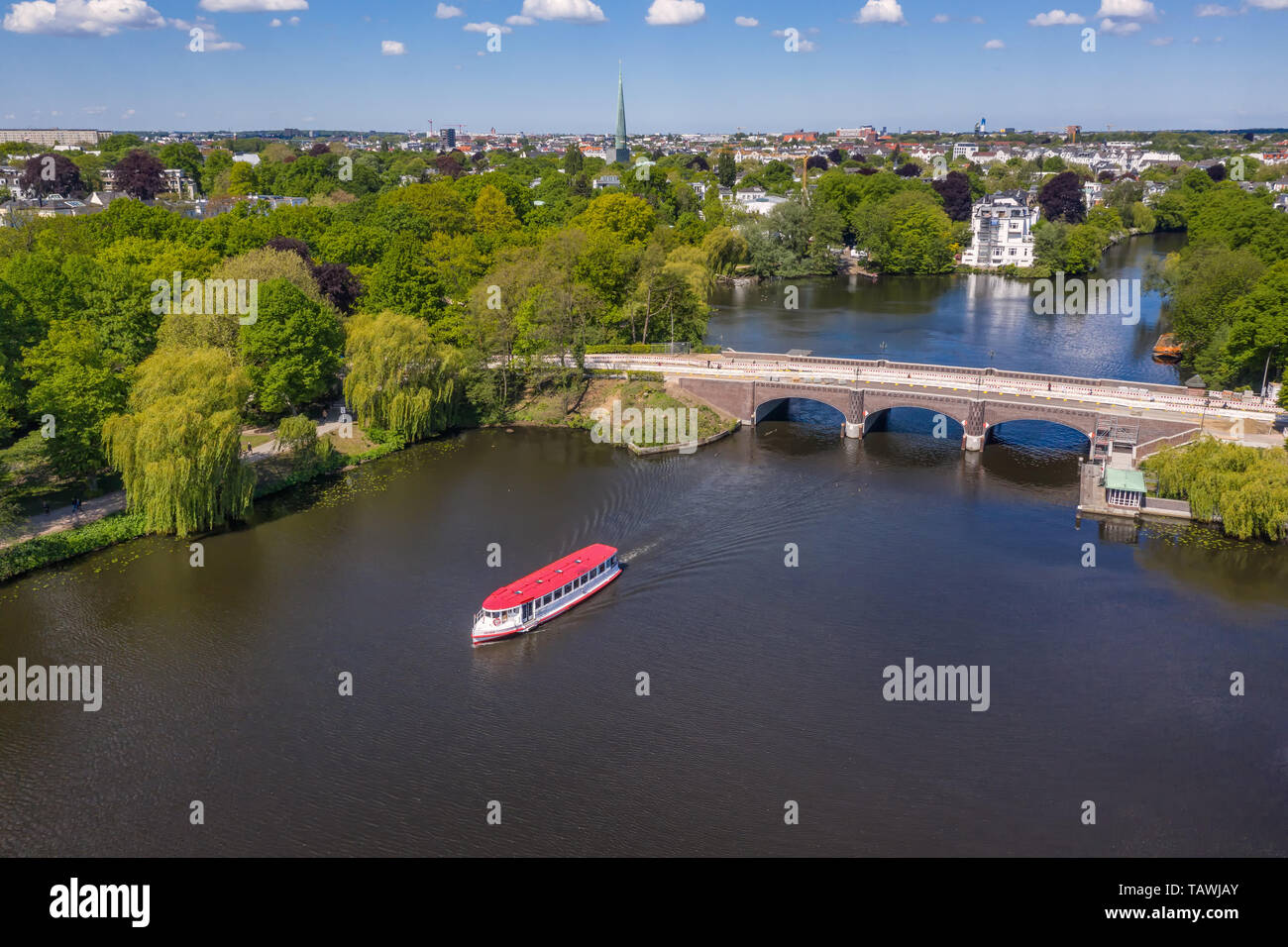 Vista aerea del ponte di Krugkoppel sul lago alster ad Amburgo Foto Stock