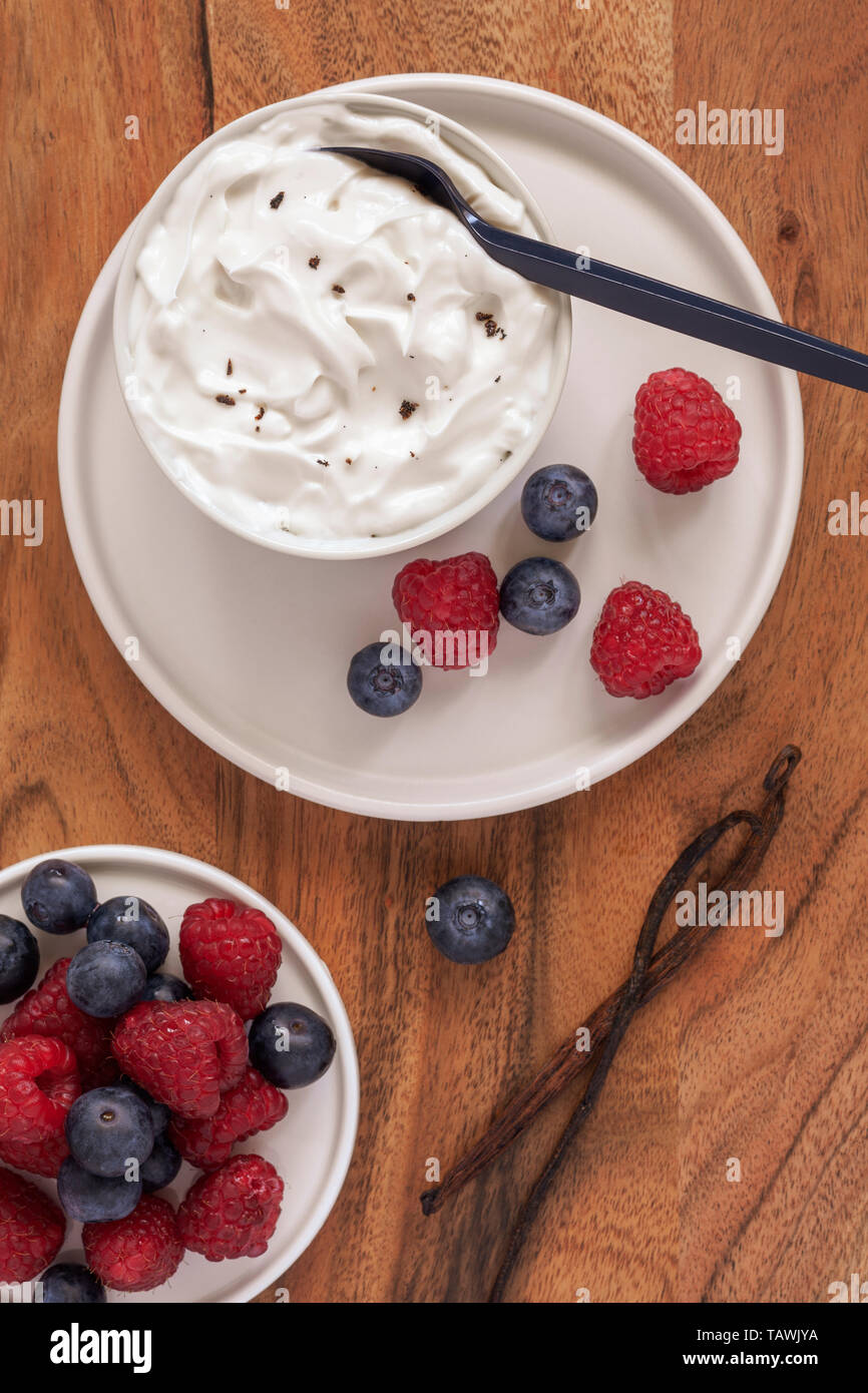 Senza latte e derivati di yogurt alla vaniglia con frutti di bosco freschi Foto Stock