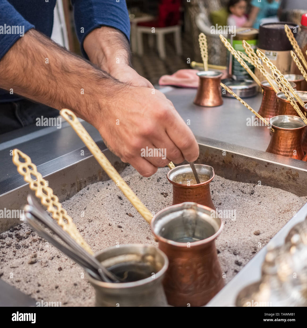 La cottura di caffè turco sulla sabbia calda nel cezve Foto Stock