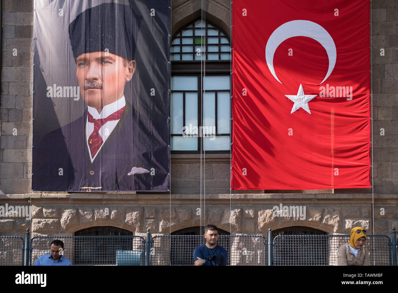 Bagno turco bandiera nazionale e il Ritratto di Ataturk, fondatore della repubblica turca, sulle strade di Ankara, Turchia Foto Stock