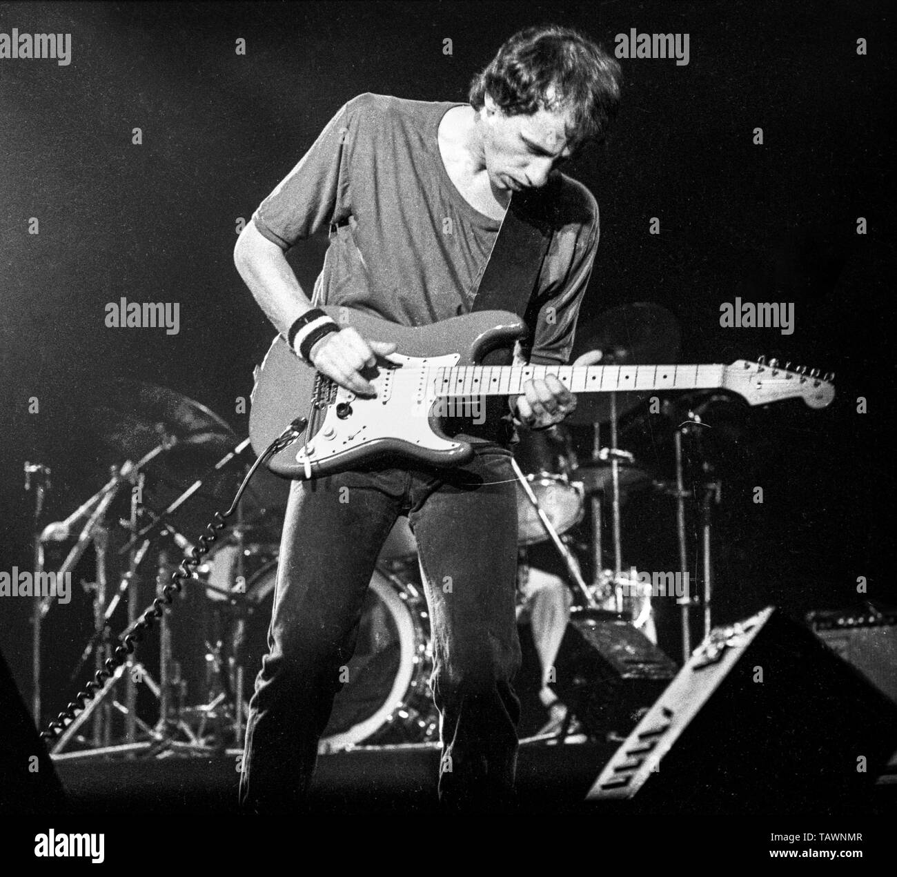 FREIBURG, Germania - 2 giugno: Mark Knopfler da Dire Straits suona dal vivo sul palco durante il tour di comunicati a Stadthalle a Friburgo in Germania il 2 giugno 1979. (Foto di Gijsbert Hanekroot) Foto Stock